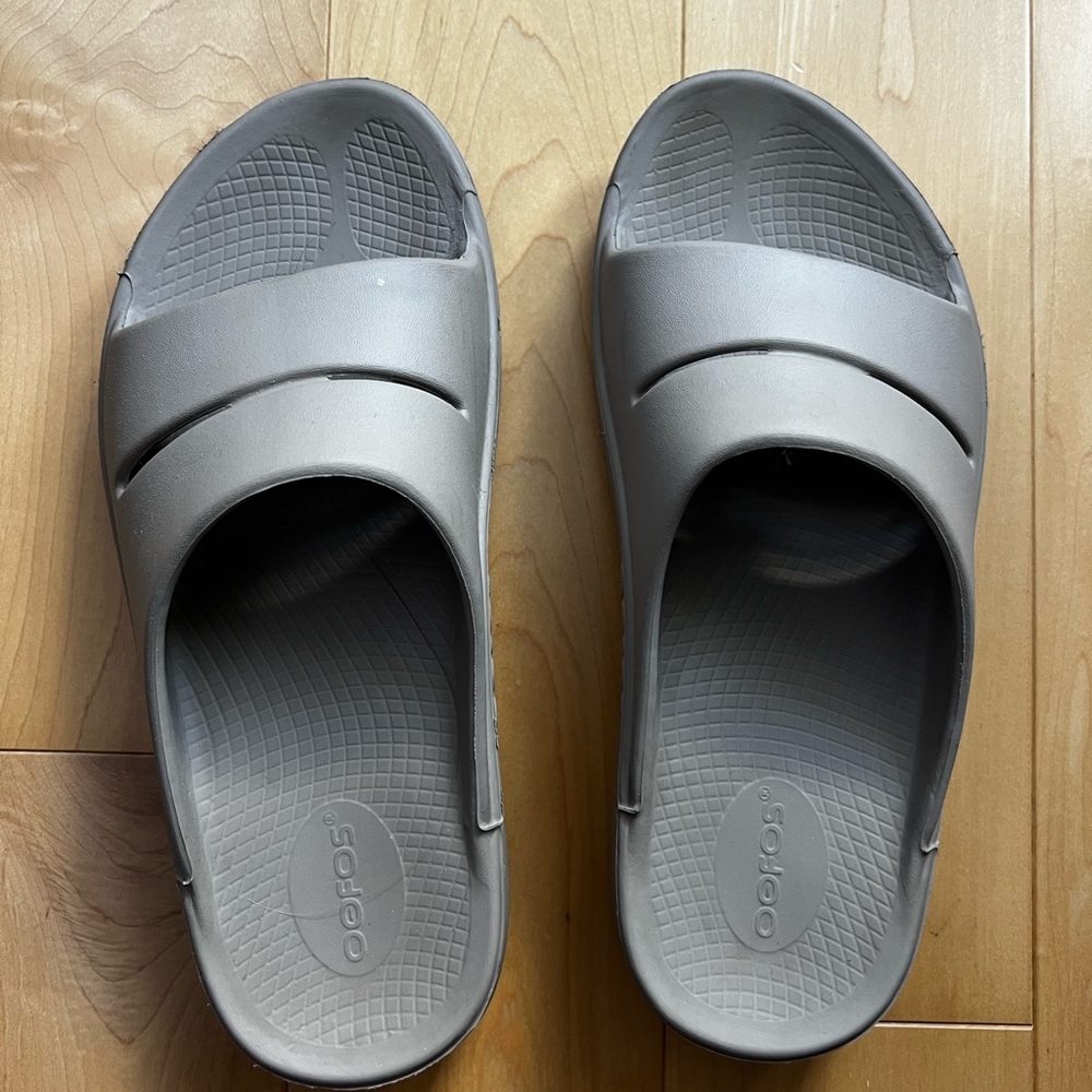 OOFOS Women's Beige Slippers Size 9